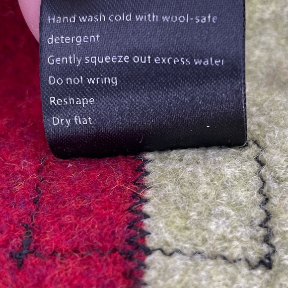 Tamara’s 100% Wool Made in USA Piecework Wrap Button Accented Whipstitched Scarf - Picture 12 of 12